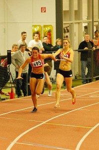 Inna Weit wechselt auf Josefina Elsler. Die LC-Staffel siegte in starken 1:37,08 Sekunden (Foto: Thomas Finke)