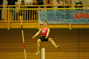 Andre Karasch vom LC Paderborn jubelte schon in der Luft. Er übersprang 4,40 Meter und stellte damit eine neue persönliche Bestleistung auf. (Foto: Thomas Finke)