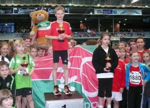 Wir haben den Pokal: Mitte: Frederik-Leander Albrecht mit Pokal