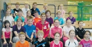 Ein toller Tag: Inna Weit (Mitte) strahlt mit den Kindern um die Wette. Sie war selbst auch einmal Schülerin an der Dionysiusschule