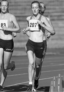Tatjana Schulte (Nummer 207) vom LC Paderborn wird Sechste bei den Westdeutschen Langstreckenmeisterschaften und qualifiziert sich für die Deutschen Jugendmeisterschaften. (Foto: Thomas Finke) 