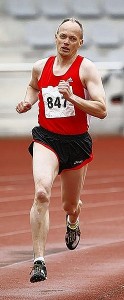 Kadertrainer Michael Krusemark bewies in seinem 800 Meter-Lauf, dass er die Mittelstrecke nicht nur theoretisch beherrscht. (Fotos: Thomas Finke)