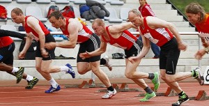 Michael Striewe (2.v.L.) und Dr. Jürgen Menze (3.v.L.) beim Start über 100 Meter.