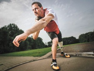 Ausgangsposition im Ring: Viktor Schumacher hat erst vor einem Jahr beim LC Paderborn mit dem Kugelstoßen angefangen. Sein linker Unterschenkel musste ihm 2005 wegen eines Krebsleidens amputiert werden. Seitdem trägt er eine Prothese. Fotos: Besim Mazhiqi