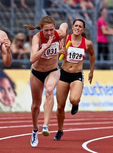 LC Sprinterin Janina Kölsch (vorne) nimmt schon einmal Fehrt auf. Josefina Elsler läuft auf ihre Teamkollegin auf.