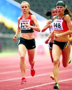 Mareen Kalis (links) läuft im 800-Meter-Finale der U18-WM in Donezk auf Rang sieben. (Fotos: Olaf Möldner)