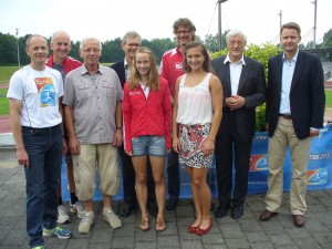 (v.l.) Die LC-Trainer Michael Krusemark und Michael Gaentzsch, Siegrfired Hornig (Vorsitzender FLVW-Kreis Paderborn), Dr. Norbert Fröhleke (2. Vorsitzender LC Paderborn), Trainer Berhard Bensch, Bürgermeister Heinz Paus und Bernd Schäfers-Maiwald ("Paderborn überseugt") gratulieren Mareen Kalis und Chantal Butzek (mitte) zur erfolgreichen WM (Foto: Dominik Otte)