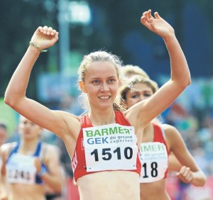 Mareen Kalis reißt nach ihrem Triumph über die 800 Meter in Rostock die Arme hoch. Die Mittelstrecklerin vom LC Paderborn verwies Konstanze Klosterhalfen (r.) auf den zweiten Platz.
