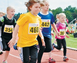 Und los geht’s: Hier machen sich die jüngsten Schülerinnen auf die 800-Meter-Distanz. Die verbissenen Gesichter sprechen Bände: Auf der Tartanbahn der Bürener Sportanlage Bruch wurde dabei um jede Sekunde gekämpft.