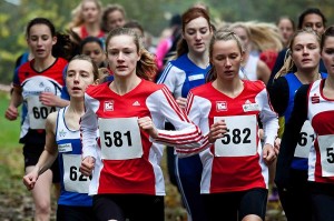 Tatjana Schulte (Startnummer 581) und Mareen Kalis (582) geben Gas.Da kann auch die Wattenscheiderin Julia Tertünte (l.) kaum folgen. Am Ende holte Kalis Gold vor ihrer Teamkollegin Schulte (Foto: Tim Rabe, LC Paderborn)