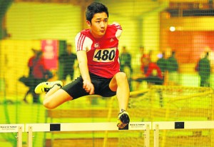 Lokalmatador Nicolas Schroedter verbucht beim Hallenmeeting des LC Paderborn im Ahorn-Sportpark in der U16 einen Doppelsieg. Er gewinnt über 60 Meter Hürden in 9,52 Sekunden und im Weitsprung mit 5,24 Metern. Foto: Thomas Finke