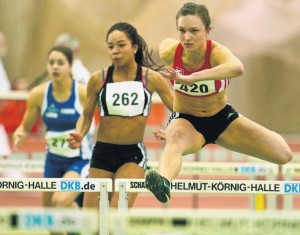 Alte Bestmarke geknackt: Chantal Butzek (r.) lief über die 60 Meter Hürden mit 8,34 Sekunden einen neuen deutschen Rekord in der U18-Altersklasse. (Fotos: Thomas Finke)