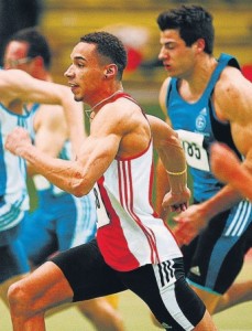 Flott unterwegs: Steven Müller (l.) siegte souverän über 200 Meter. Die Uhr blieb für ihn bei sehr guten 21,61 Sekunden stehen.