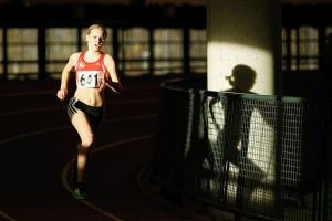 Kea Wagemann lief ein einsames Rennen gegen die Uhr – nur ihr Schatten konnte ihr folgen. Sie siegte über 800 Meter in starken 2:25 Minuten.