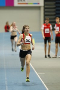 Estelle Potthast führt nach ihrem Sieg über 60 Meter auch die 4x200 Meter-Staffel zum Sieg.