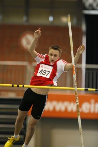 Lorenz Gamm wird Ostwestfalenmeister im Stabhochsprung der U18 mit übersprungenen 3,00 Metern.