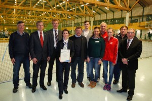 Sie alle kamen zur feierlichen Urkundenübergabe in den Ahorn-Sportpark (v.L.) 