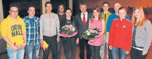 Ulrich Woischner (Mitte), der Vorsitzende des LC Paderborn, ehrte im Verlauf der Mitgliederversammlung folgende LCer für herausragende Leistungen (von links): Niclas und Philipp Petri, Kay Schmalstieg, Thomas Prange, Josefina Elsler, Ina Thimm, Mathis Blank, Michael Krusemark, Tatjana Schulte und Chiara Struckmeier. Fotos: Thomas Finke