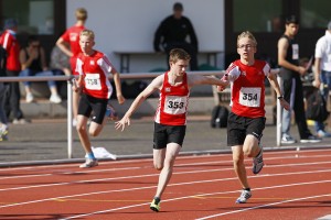Die 4x100-Meter-Staffel wurde in guten 47,83 Sekunden Dritte. Im Bild wechseln Frederik Traub auf Vincent Rehse