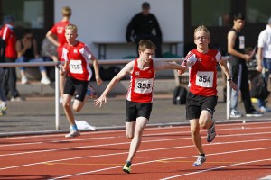 Die 4x100-Meter-Staffel wurde in guten 47,83 Sekunden Dritte. Im Bild wechseln Frederik Traub auf Vincent Rehse