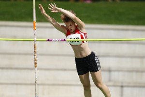 Franca Bredebusch konnte sich im Stabhochsprung der W15 über Rang Vier und eine neue persönliche Bestleistung von 2,70 Meter freuen – im Bild der Sprung über 2,70 Meter