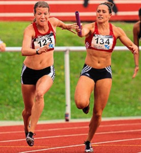 Josefina Elsler (rechts) übergibt den Staffelstab an Ina Thimm. Mit Britta Tomkel und Janina Kölsch laufen sie zum Sieg.