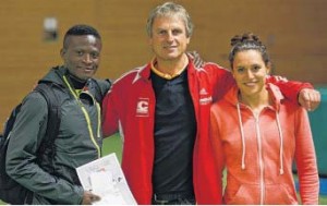 Glückwunsch vom LC-Vorsitzenden:    Ulrich Woischner überreichte Präsente an die Tagesschnellsten Peter Emelieze und Josefina Elsler. (Foto: Thomas Finke)