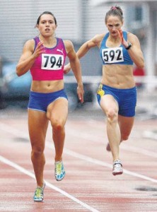 Siegreich bei Schmuddelwetter: Josefina Elsler (l.) feierte beim ziemlichverregneten Sommermeeting im Ahorn-Sportpark souveräne Erfolge.Hier gewinnt sie den 200-Meter-Lauf vor der Rumänin AndreeaGrecu, die als Zweierbob-Anschieberin an den OlympischenWinterspielen 2014 in Sotschi teilgenommen hatte. (Foto: Thomas Finke)