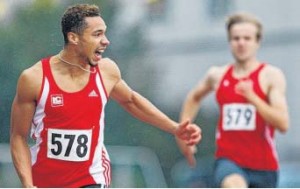 Blick zur Uhr: Steven Müller schaut nach seinem 200-Meter-Erfolg auf die Zeit. Im Hintergrund LC-Kollege Christian Noll. (Foto: Thomas Finke)