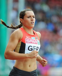 Siegreich bei Schmuddelwetter: Josefina Elsler (l.) feierte beim ziemlich verregneten Sommermeeting im Ahorn-Sportpark souveräne Erfolge. Hier gewinnt sie den 200-Meter-Lauf vor der Rumänin Andreea Grecu, die als Zweierbob-Anschieberin an den Olympischen Winterspielen 2014 in Sotschi teilgenommen hatte. (Foto: Thomas Finke)