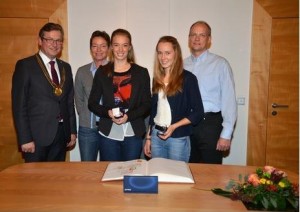 (v.l.) Bürgermeister Michael Dreier, Trainerin Gina Capellmann-Lütkemeier, Fabienne Lütkemeier, Mareen Calis und ihr Trainer Michael Krusemark beim Eintrag ins Goldene Buch im Trauzimmer Rathaus Paderborn.