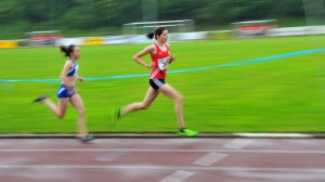 Lina Hanich stellt einen neuen Kreisrekord über 800m für die W13 auf und setzt sich sehr deutlich an die Spitze der Westfälischen Bestenliste