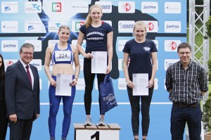 Bürgermeister Michael Dreier (li.) und der Hochschulsport-Leiter der Uni Paderborn, Uli Kussin gratuliert den 100m-Sprinterinnen (v.L.) Alina Schneider (2.), Julia Hofer (1.) und Annika Bornemann (3.)