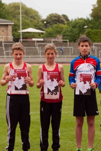 Das Treppchen der M14 über 2000 Meter: Leonhard Scheike (LC Platz 1), Christian Hartmann (LC Platz 2) und Phil Schmidt (SC Hagen Platz 3).